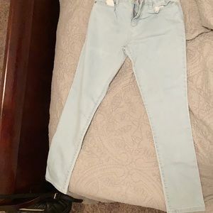 Hi I’m selling these blue jeans